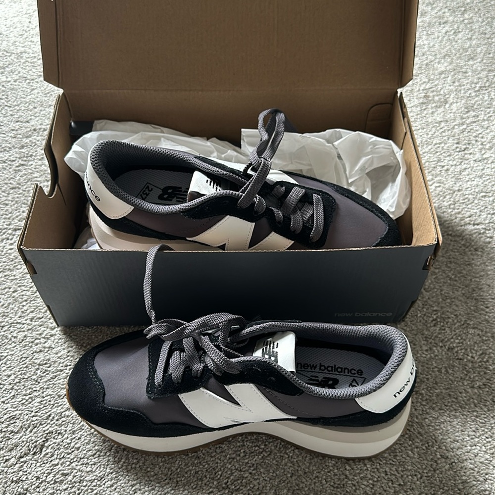 Never worn! Women’s 237 New Balance